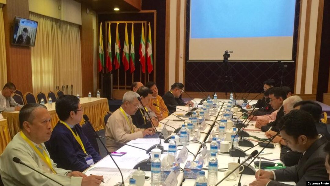 အစိုးရကိုယ်စားလှယ်အဖွဲ့နဲ့ အပစ်မရပ်ရသေးတဲ့ တိုင်းရင်းသားလက်နက်ကိုင် အဖွဲ့တွေဆွေးနွေး။ သတင်းဓာတ်ပုံ- ဦးလှမောင်ရွှေ