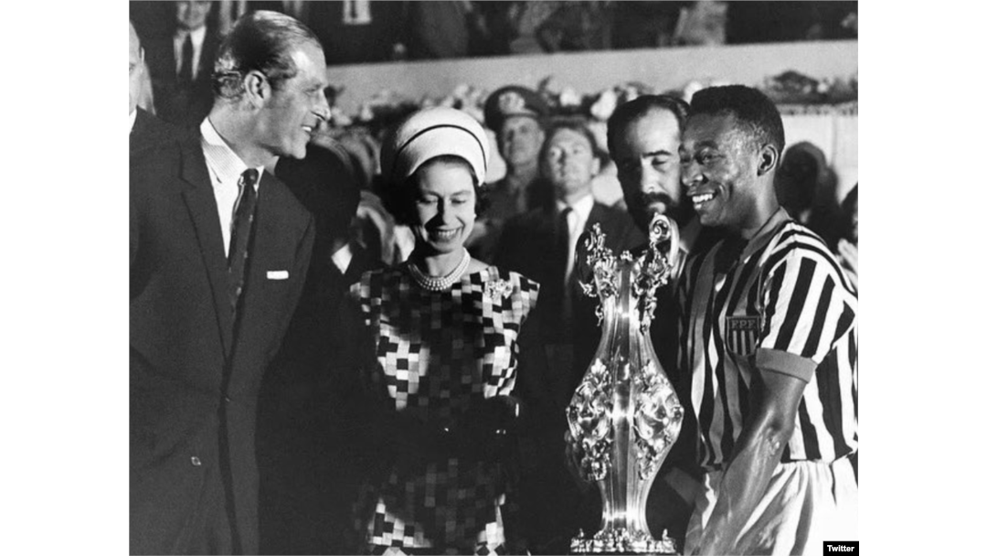 La Reina Isabel II entrega un trofeo al jugador brasileño Edson Arantes do Nacimiento "Pelé". Cortesía: twitter @Pele