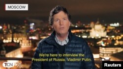 На этом кадре из видео, выпущенного 6 февраля 2024 года, Такер Карлсон рассказывает о своем интервью с президентом России Владимиром Путиным.