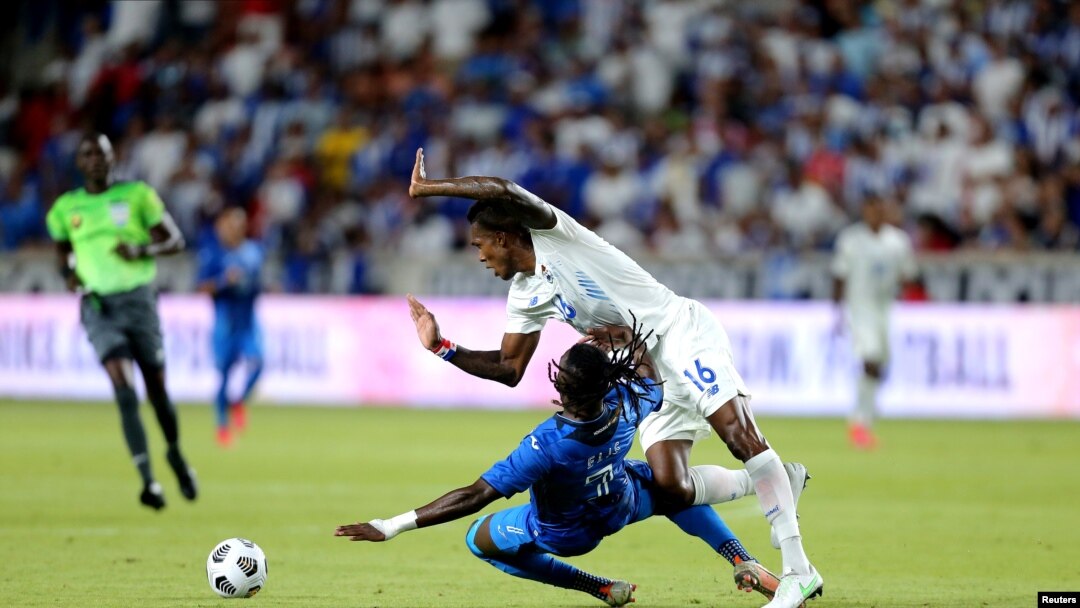 El delantero hondureño Alberth Elis (7) es defendido por el mediocampista panameño Andrés Andrade (16) mientras persigue un balón durante la primera mitad del partido de la fase de grupos de la Copa Oro de CONCACAF en el Estadio BBVA, el 17 de julio de 2021.