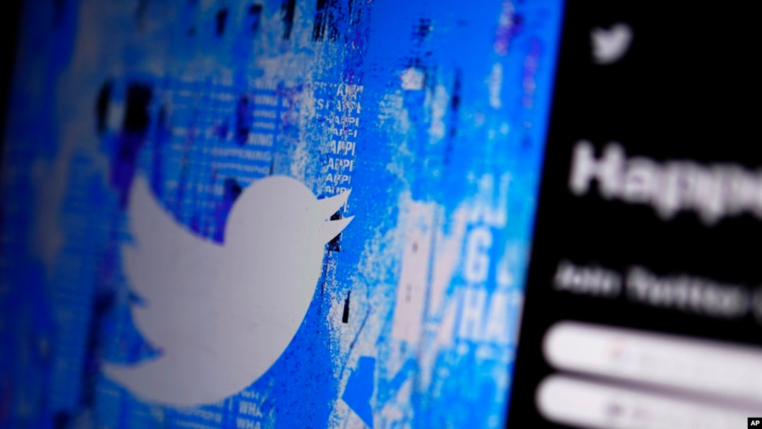 ARCHIVO - La página de bienvenida de Twitter se ve en un dispositivo digital, el 25 de abril de 2022, en San Diego, California, EEUU.