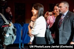 Jacinda Ardern, entonces Primera Ministra de Nueva Zelanda, lleva a su hija Neve entre reuniones en el tercer día del 78 debate general de la Asamblea General. Neve se convirtió en la persona más joven en asistir a la Asamblea General.