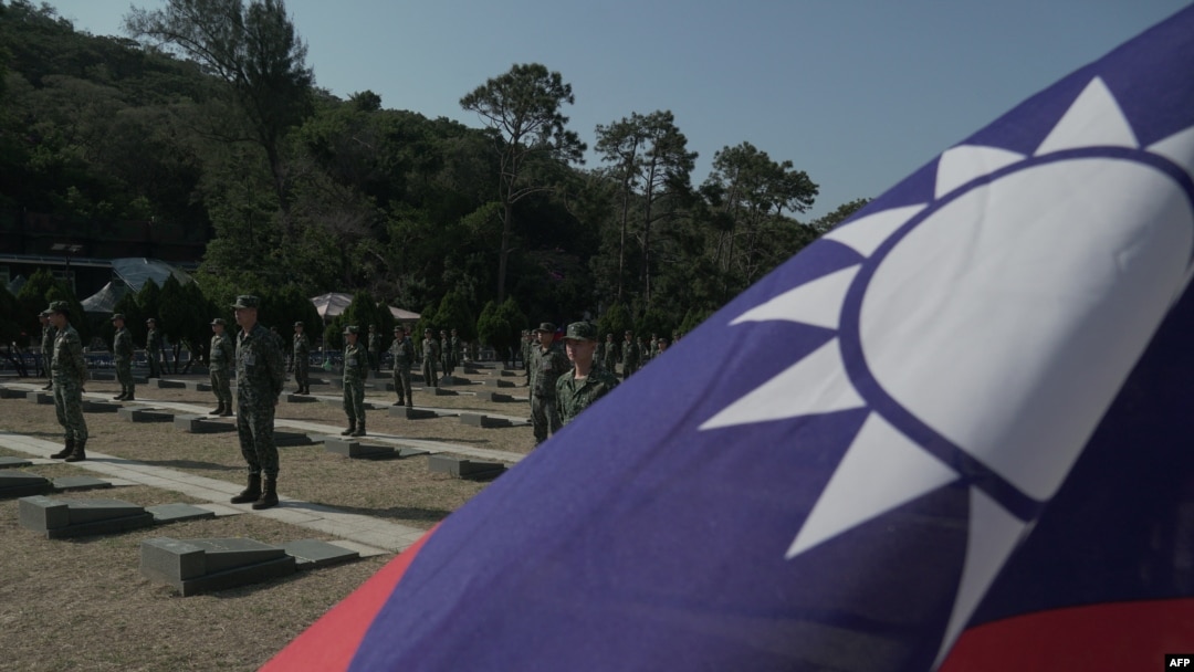 台灣士兵在金門島陣亡將士墓地舉行的古寧頭戰役紀念儀式上向陣亡軍人致意。（2019年10月23日）