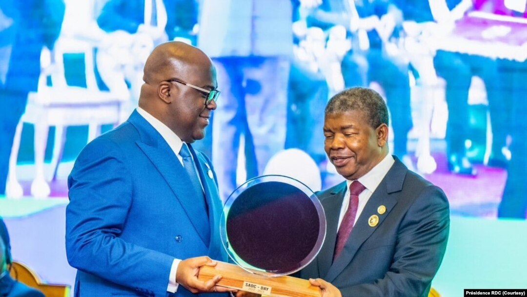 Président Félix Tshisekedi (G) ya RDC apesi na présidemt ya Angola Joao Lourenço bilembo bya bokambi SADC, lisangi lya nkita ya bikolo bya Afrika ya nse, na Luanda, Angola, 17 sanza ya mwambe 2023. (Présidence RDC)