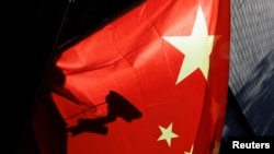 北京街头一面中国国旗后的监控摄像头。（路透社2022年11月3日）