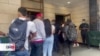 Escasez de recursos empuja a los migrantes a las calles de Nueva York
