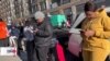 Migrantes asentados y recién llegados compiten por trabajos en Nueva York