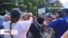 Residentes de Nueva York se manifiestan en contra de campamentos de migrantes