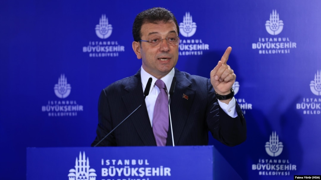 İmamoğlu, “Konuşmamda tek kelime tehdit yok. Hele hele kimseyi ailesi ve evlatları üzerinden tehdit etmedim/etmem. Kullandığım her kelime bu ülkede herkesin çocukları ve geleceği için tarafsız bir hukuk talebiydi" dedi.
