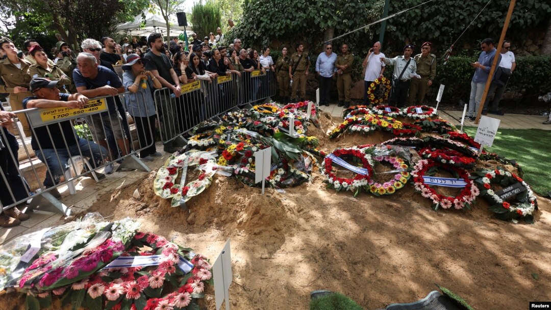 Moun pote dey pou solda Izraelyen ki fek antere apre yo te mouri nan atak Hamas lanse kont peyi a, 11 Oktob, 2023. 