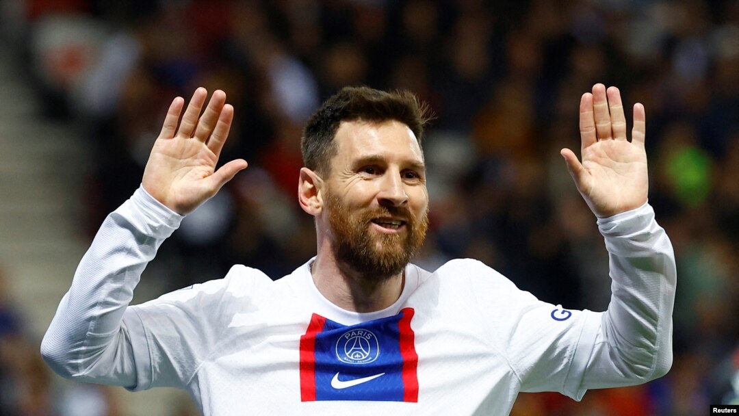 Paris St Germain နဲ့ OGC Nice အသင်းတို့ ကစားခဲ့ကြတဲ့ပွဲစဉ်အတွင်း ဂိုးသွင်းယူအပြီးအောင်ပွဲခံနေတဲ့ အာဂျင်တီးနားတိုက်စစ်မှူး လီယိုနယ်မက်ဆီ (ဧပြီ ၈၊ ၂၀၂၃)
