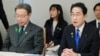 日本首相岸田文雄在星期五一场政策会议上讲话，日本国家公安委员长谷公一（左）坐在他身旁。（2023年4月28日）
