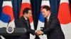 2023年5月7日，韩国总统尹锡悦和日本首相岸田文雄在首尔韩国总统办公楼举行双方会谈后召开的联合记者会上相互握手致意。