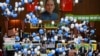 在台湾立法院审议国会改革法案投票时，台湾执政党民进党议员在立法院院长韩国瑜 (中) 的注视下放气球。(2024年5月24日)
