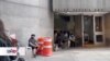 Migrantes padecen extensas esperas para recibir comida en Nueva York