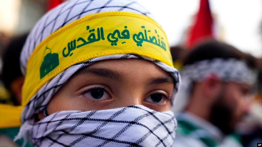Pripadnik Hezbolahove izviđačke grupe Al-Mahdi u Bejrutu, sa trakom na glavi na kojoj je ispisana poruka "Molićemo se u Jerusalimu", na skupu podrške Palestincima, 27. oktobar (Foto: AP/Bilal Hussein)