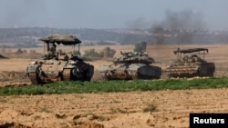 Magari ya kijeshi ya Israel yaonekana karibu na mpaka wa Israel baada ya kuondoka Gaza, kufuatia makubaliano ya sitisho la muda la mapigano kati ya Hamas na Israel, Novemba 24, 2023.