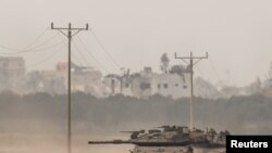 2024年1月11日，以色列南部以色列-加沙边境附近，以色列坦克从加沙重新进入以色列。 