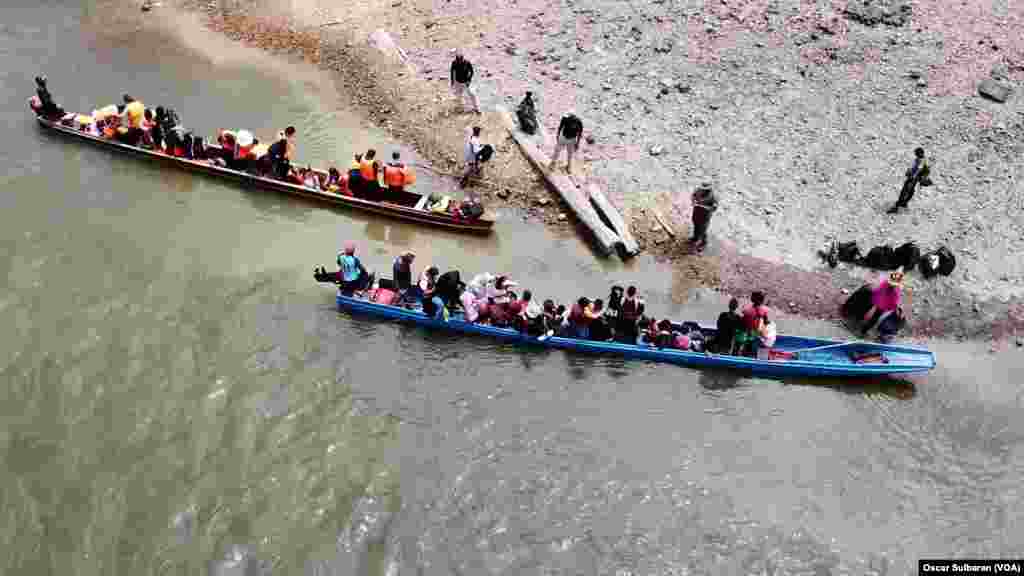 2024年2月24日，穿越巴拿马雨林而后乘船从原住民村落巴霍奇基托(Bajo Chiquito)到达拉哈斯布兰卡斯(Lajas Blancas)移民接收点的移民。船上有不少中国走线移民。船费为每人25美元。