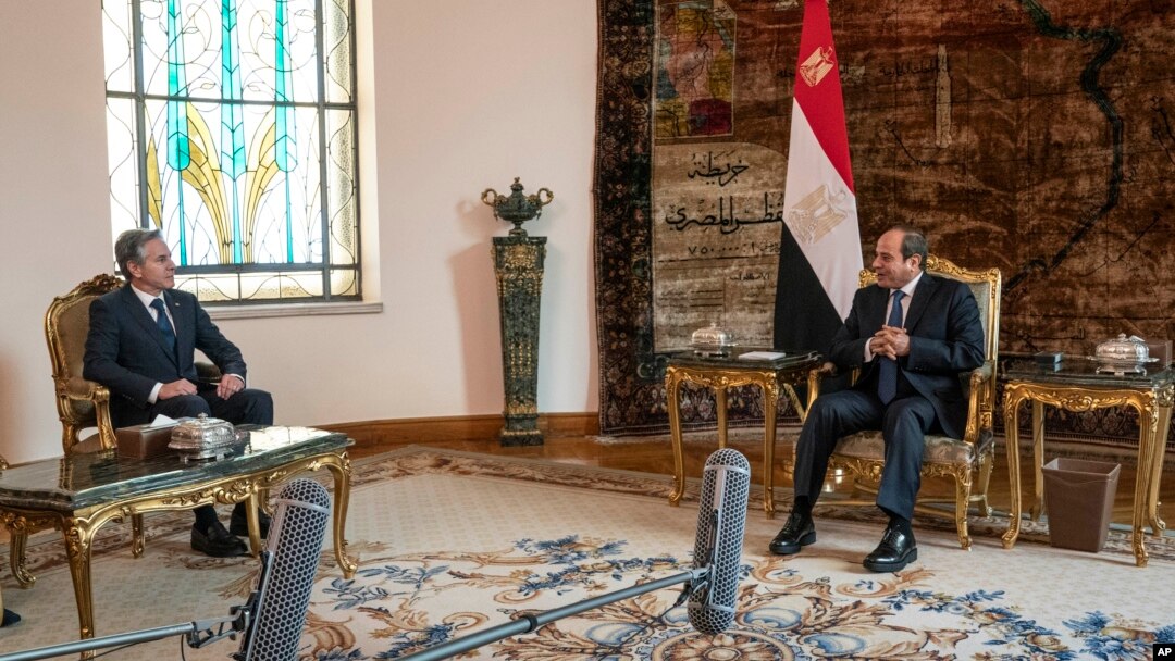 Sekrete Deta Antony Blinken (a goch) rankontre Prezidan Ejipsyen Abdel Fattah El-Sisi nan vil Ker, Ejipt, 15 Oktob, 2023. 