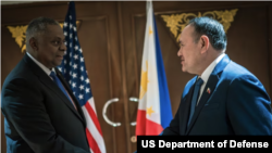 美国国防部长劳埃德·奥斯汀(Lloyd J. Austin)和菲律宾国防部长吉尔伯托·特奥多罗(Gilberto Teodoro Jr)2023年11月15日举行会谈。(美国国防部照片 )