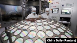 资料照片：2022年3月25日，员工在中国江苏省淮安市江苏蔚蓝公司的半导体芯片生产线上工作。
