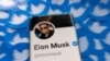 El perfil de Elon Musk en Twitter se observa en un teléfono móvil sobre logo de Twitter en esta ilustración del 28 de abril de 2022.