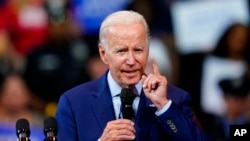 Presidenti Joe Biden duke folur tek Universiteti Wilkes, Pensilvani (30 gusht 2022)