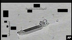Anija e gardës iraniane Shahid Bazair duke tërhequr dronin e marinës amerikane Saildrone Explorer në Gjirin Persik (30 gusht 2022)