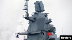 俄罗斯海军“戈尔什科夫海军元帅号”导弹护卫舰悬挂中俄旗帜抵达青岛港参加中国军队建军70周年活动。(2019年4月21日)