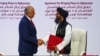 Mula Abdul Gani Baradar, lider delegacije talibana, i Zalmaj Kalilzad, izaslanik SAD za mir u Avganistanu, ruku ju se nakon potpisivanja sporazim u Dohi, Katar.