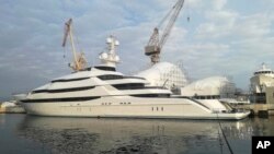 法国海关提供的照片显示，名为“真爱”（Amore Vero）号的游艇停泊在地中海的拉西奥塔海滨。（2022年3月2日）