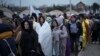 Los refugiados esperan en una multitud para ser transportados después de huir de Ucrania y llegar al cruce fronterizo en Medyka, Polonia, el 7 de marzo de 2022.