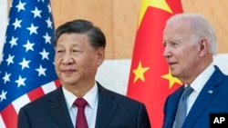 2022年11月14日，在印度尼西亚巴厘岛举行的20国集团首脑会议期间，美国总统拜登与中国国家主席习近平站在一起。