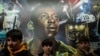 ARCHIVO - Pelé, leyenda del fútbol brasileño, junto a una fotografía suya tomada por Patrick. Lichfield en la inauguración de la 'Colección Pele' en el County Hall, Londres, en octubre de 2003.