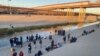 Migrantes venezolanos esperan frente al río grande para cruzar a territorio estadounidense, el miércoles 21 de diciembre de 2022. [Foto: Salomé Ramírez/VOA] 