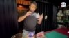 El mago Pere Rafart realizando algunos trucos con cartas en "El Rey de la Magia". Foto: Antoni Belchi / VOA