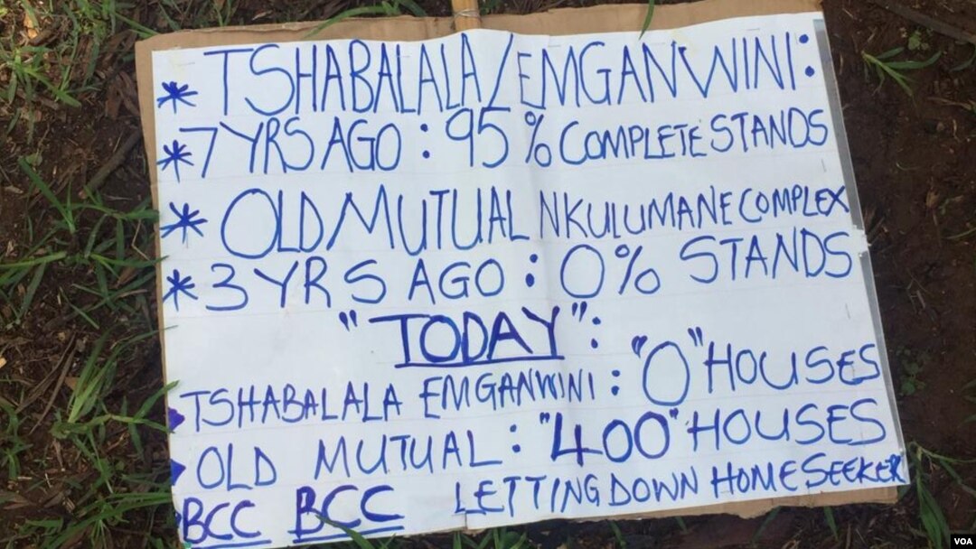 Bazonde bagan'unwabu abanye abantu koBulawayo abatshengisele ngoMvulo phandle kwesigodlo sedolobho leli. (Photo: Bathabile Masuku)