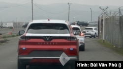 Những xe VF8 đang được di chuyển vào bãi đậu của cảng Benicia, vùng Vịnh San Francisco trong ngày 19/12/2022 (Ảnh: Bùi Văn Phú)