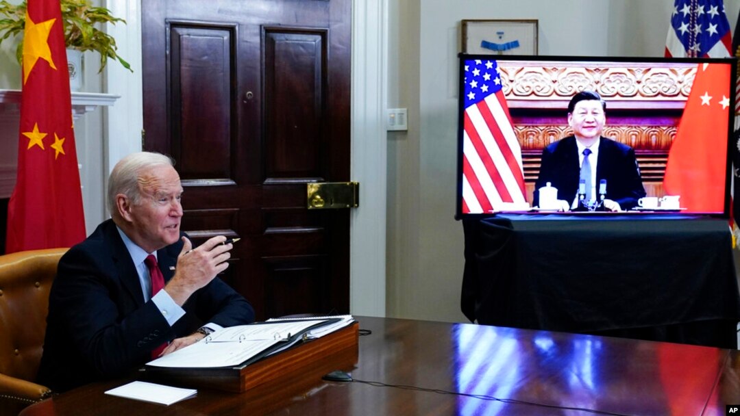 El presidente Joe Biden se reúne virtualmente con el presidente chino, Xi Jinping, desde la Sala Roosevelt de la Casa Blanca en Washington DC, el 15 de noviembre de 2021.