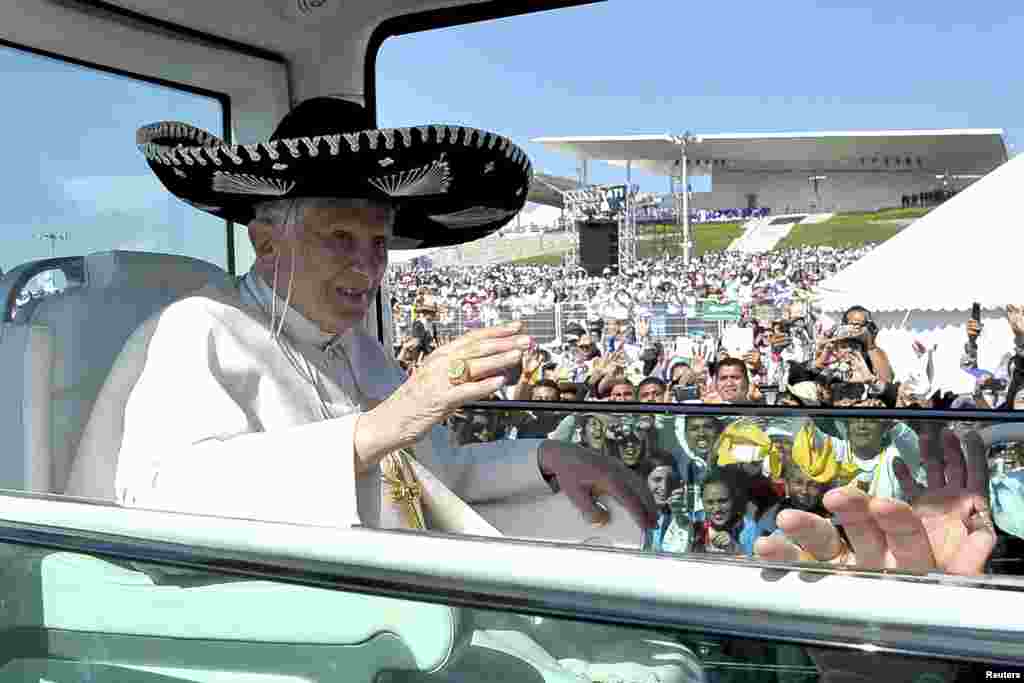 Đức Giáo Hoàng Benedict đội chiếc mũ Sombrero truyền thống của người Mexico trên đường tới cử hành Thánh lễ ở Silao, Mexico, ngày 25/3/2012.