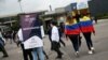 La gente se reúne en una mesa de votación durante las elecciones de las coaliciones presidenciales y del Congreso que determinarán qué candidatos se dirigirán a la primera ronda de la votación presidencial, en Bogotá, Colombia, el 13 de marzo de 2022.