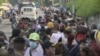 Familiares de hombres con presuntos vínculos con pandillas capturados por la Policía Nacional Civil y el ejército salvadoreño durante el estado de emergencia esperan información afuera de la prisión La Esperanza en San Salvador, el 17 de mayo de 2022.
