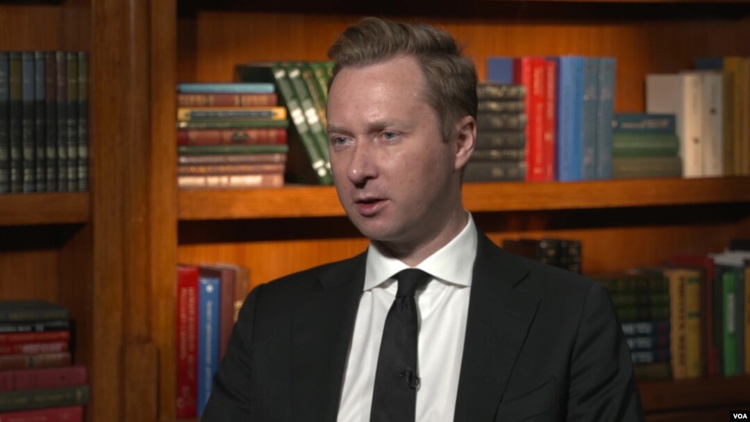 Endrju Adams, direktor radne grupe Sekretarijata za pravosuđe SAD „KleptoCapture“ tokom intervjua za Glas Amerike