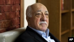 Triết lý của giáo sĩ Gulen pha trộn hình thức thần bí của đạo Hồi với sự vận động cho dân chủ, giáo dục, khoa học và đối thoại liên tôn.