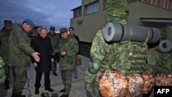 Predsjednikl Rusije Vladimira Putina i ministar odbrane Sergej Šojgua pregledavaju opremu dok se sastaju sa vojnicima tokom posjete vojnom centru za obuku Zapadnog vojnog okruga za mobilisane rezerviste, izvan grada Rjazanja, oktobar 2022.