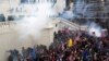 ARHIVA - Pristalice bivšeg predsednika Donalda Trampa protestuju ispred zgrade američkog Kongresa pre nasilnog upada 6. januara 2021. godine (Foto: Rojters/Shannon Stapleton)