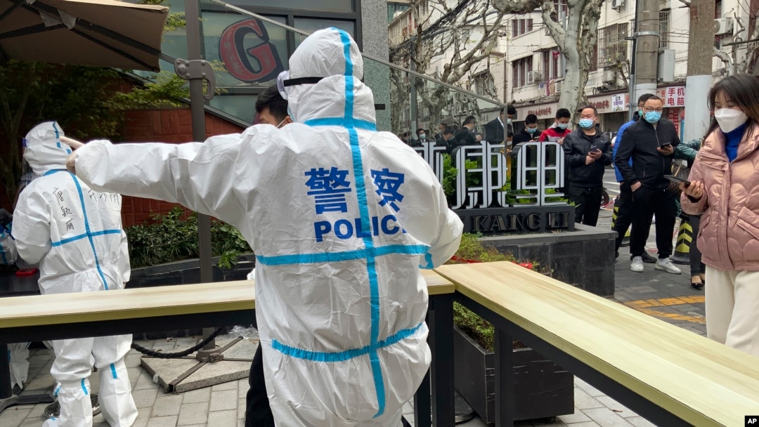 圖為2022年4月1日，上海靜安區的民警指揮居民排隊等待核酸檢測。