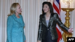 Thủ tướng Thái Lan Yingluck Shinawatra và Ngoại trưởng Mỹ Hillary Clinton (trái) ở Bangkok, 16/11/2011