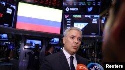 El presidente de Colombia, Iván Duque Márquez, habla con los reporteros en un cierre vespertino de la Bolsa de Nueva York, EEUU. el 11 de abril de 2020.